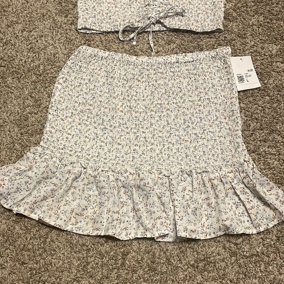 Forever 21 Womens 2 piece set NWT, size large, smocked with floral print - Picture 2 of 5